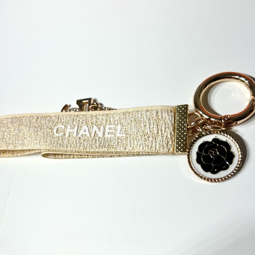 CHANEL Cream and Gold Key Holder - Bag Charm NIB - Picture 9 of 13
